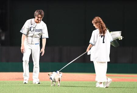 　妻と愛犬から花束を受け取る金子侑＝１５日