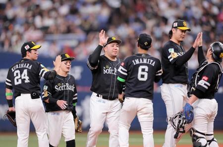 　オリックスに勝ち喜び合うソフトバンクナイン