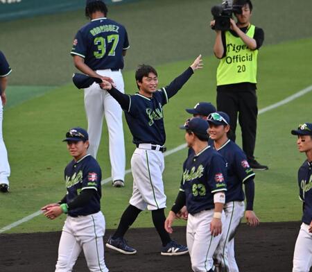 【写真】甲子園どよめいた　肩を組む青木と岡田監督　２人とも最高の笑顔