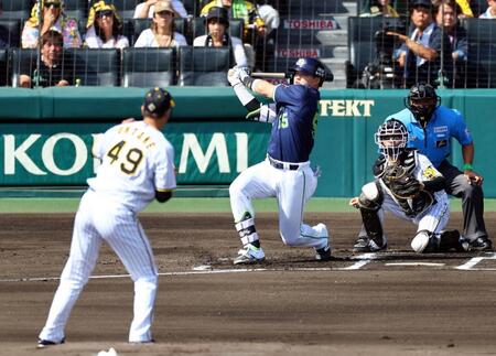 　１回、空振り三振に倒れる村上（撮影・山口登）