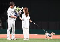 　妻と愛犬から花束を受け取る金子侑（撮影・園田高夫）