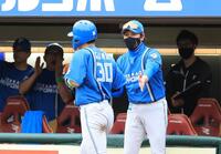 　９回、松本剛の２点適時打に喜ぶ新庄監督（撮影・金田祐二）