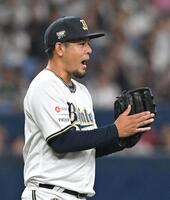 　８回、中村晃をライトフライに打ち取りグラブをたたく比嘉（撮影・石井剣太郎）