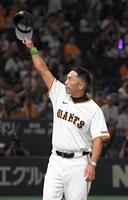 　中日に連勝し歓声に応える阿部監督（撮影・佐藤厚）