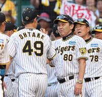 　今季１０勝目を挙げた大竹（４９）を迎える岡田監督（撮影・中田匡峻）