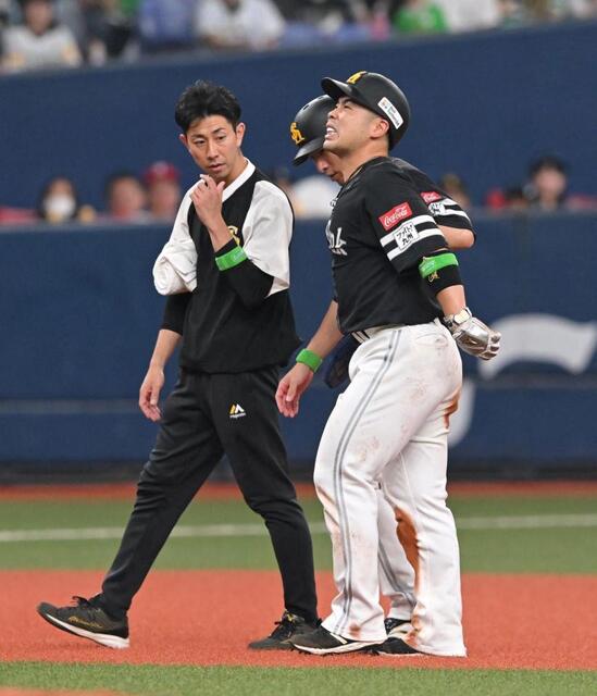ソフトバンク・近藤がアクシデントで途中交代 盗塁で右足をひねったか