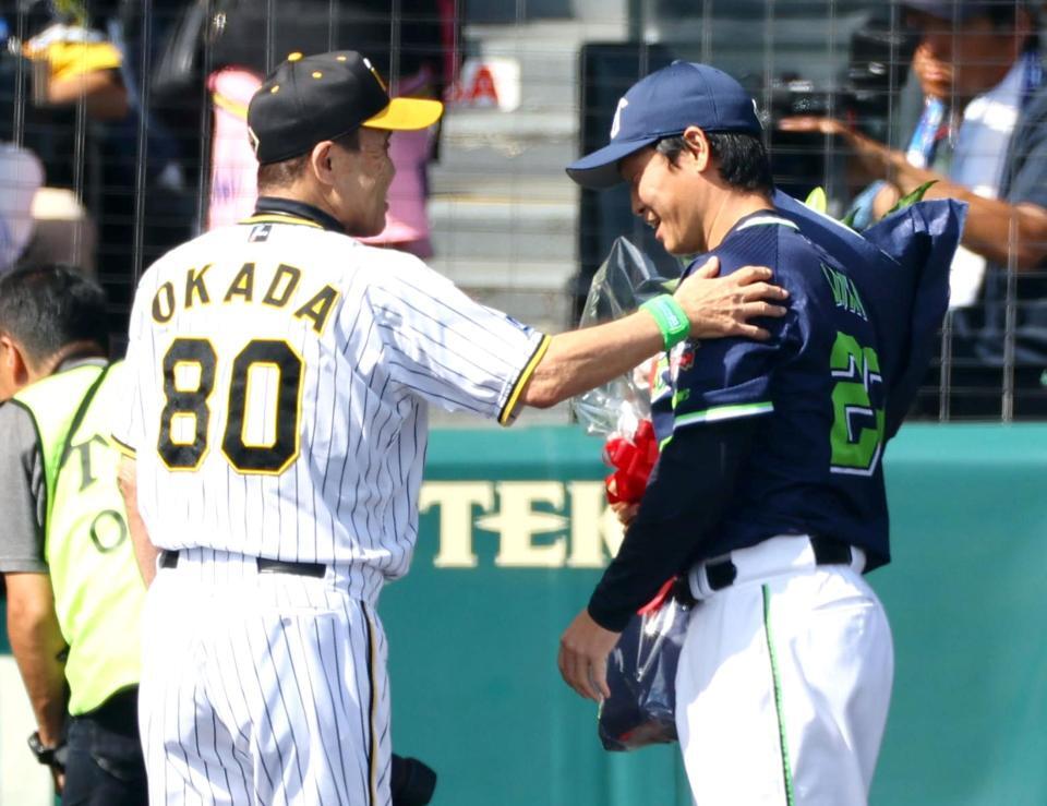 　岡田監督（左）から花束を贈られる青木（撮影・山口登）