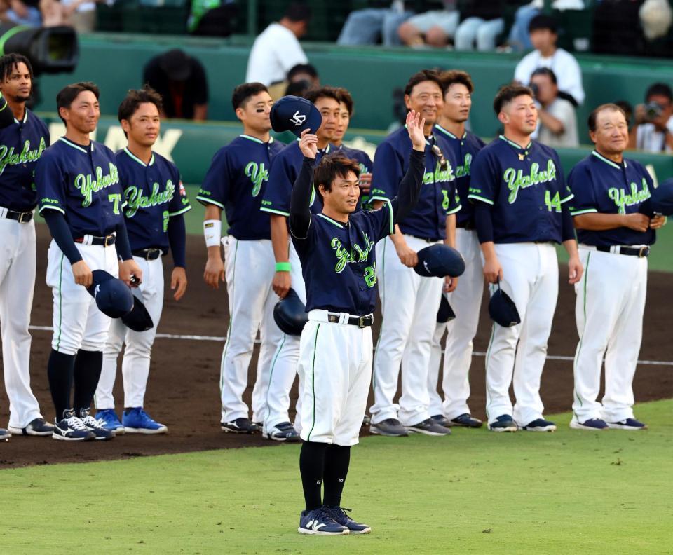 　試合を終え、ファンにあいさつする青木（中央）らヤクルトナイン（撮影・山口登）