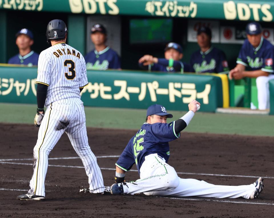 　６回、村上はサンタナからの送球を落球し、二走・大山が進塁する（撮影・山口登）