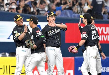 　勝利を喜ぶ小久保監督（左端）、石川（中央）らソフトバンクナイン（撮影・石井剣太郎）