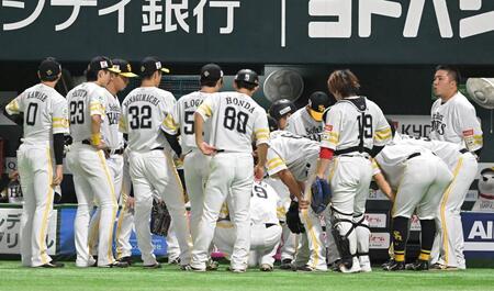 　６回攻撃前に円陣を組むソフトバンクナイン（撮影・石井剣太郎）