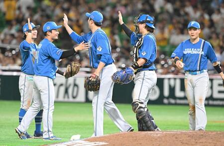 　試合に勝利しタッチをかわす日本ハムナイン（撮影・石井剣太郎）