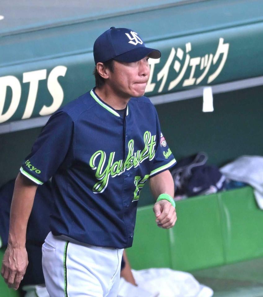 　６回途中、小川の交代を告げにベンチを出る高津監督