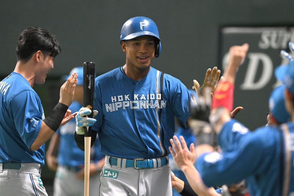 　６回、水野の勝ち越し適時打で生還した万波（撮影・石井剣太郎）