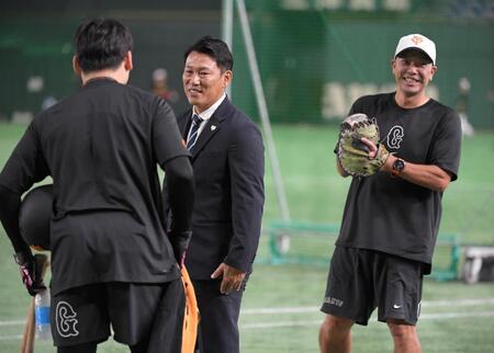 巨人　侍Ｊ・井端監督と丸佳浩の談笑に阿部監督が満面の笑み　試合前のほっこりシーン　岡本和＆菅野もあいさつに