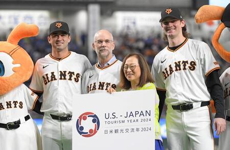 　モンテス（左）、ケラーと記念撮影するアメリカ大使館・アラン・ターリー商務担当公使（中）＝撮影・佐藤厚