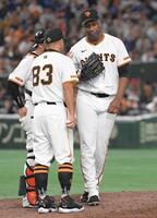 　８回、宮崎に勝ち越しの押し出し四球を与え、阿部監督（左）から交代を告げられるバルドナード（撮影・佐藤厚）