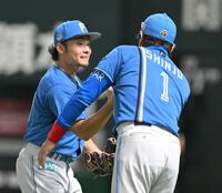 　新庄監督（右）とタッチをかわす伊藤（撮影・石井剣太郎）