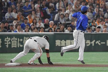 　１回、モンテスが一邪飛。一塁手・オースティンが三塁悪送球（撮影・佐藤厚）