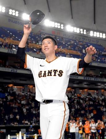 　８回無失点で１２勝目を挙げ、笑顔を見せる戸郷（撮影・佐藤厚）