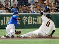 　１回、打者吉川のとき、けん制で飛び出し三盗を決める丸。三塁手宮崎