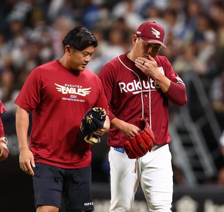 　７回、マルティネスを右飛に打ち取ったところで緊急降板となった宋（右）＝撮影・中島達哉