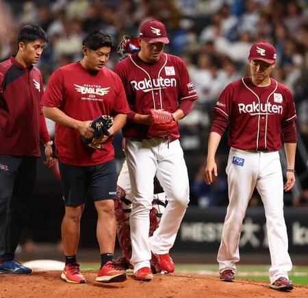 　７回、マルティネスを右飛に打ち取ったところでベンチに下がる宋（中央）＝撮影・中島達哉