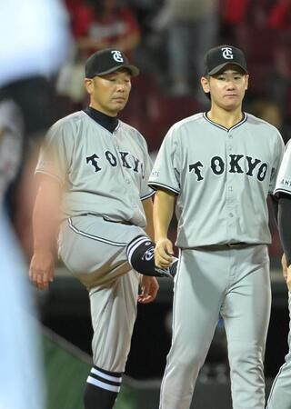 　試合終了後の列で、阿部監督は井上を優しくキックする（撮影・市尻達拡）