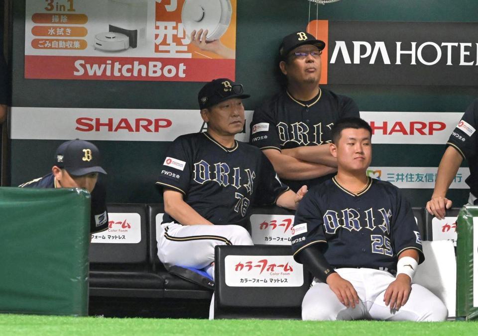 　２回、先制を許し、厳しい表情を見せる中嶋監督（中央）らオリックスナイン（撮影・石井剣太郎）