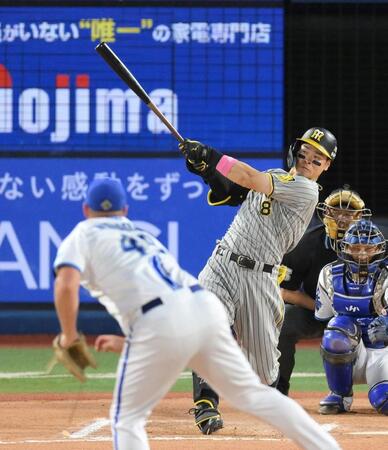 　１０回、勝ち越しとなる右越えソロを放つ佐藤輝（撮影・伊藤笙子）