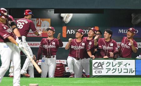 　５回、本塁打を放った村林を迎える今江監督（左から３人目）＝撮影・石井剣太郎