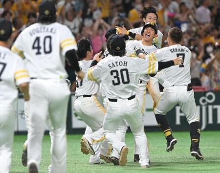 　サヨナラ勝ちに喜ぶ柳町らソフトバンクナイン（撮影・石井剣太郎）