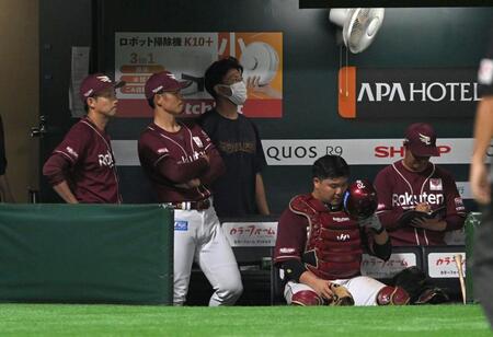 　試合に敗れ厳しい表情の今江監督（左から２人目）＝撮影・石井剣太郎