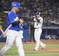 　１回、山野は細川（左）に押し出し四球を与える（撮影・佐藤厚）