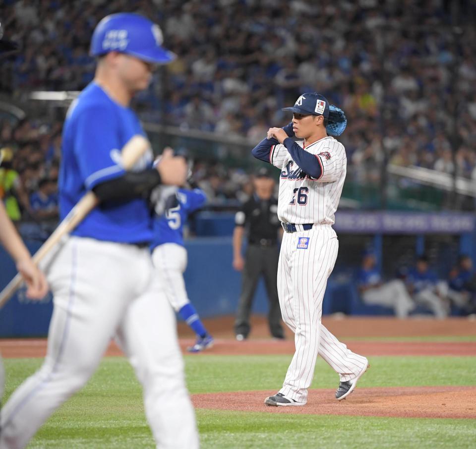 　１回、山野は細川（左）に押し出し四球を与える（撮影・佐藤厚）