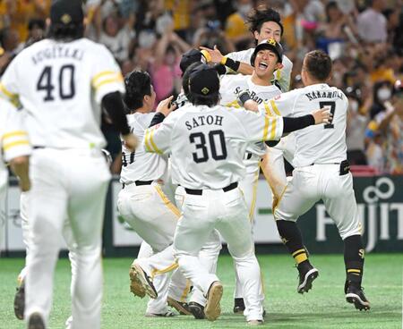 　サヨナラ勝ちに喜ぶ柳町らソフトバンクナイン（撮影・石井剣太郎）