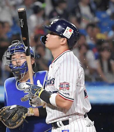 　１回、村上は空振り三振に倒れる（撮影・佐藤厚）