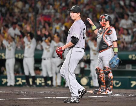 　３回、中野に右前適時打を許した菅野（中央）