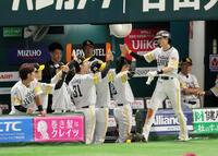 　１回、先制の生還を果たし、ベンチで迎えられる周東（手前右）