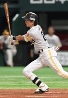 　１回、二塁打を放つ周東（撮影・石井剣太郎）