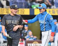 　試合前、中嶋監督（左）と談笑する新庄監督（撮影・北村雅宏）