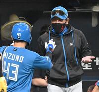 　３回、逆転２ランを放った水野を迎える新庄監督（右）＝撮影・北村雅宏