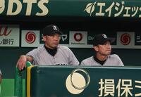 　１回、浅野が犠打を失敗し、ベンチで厳しい表情の阿部監督（左）＝撮影・中田匡峻