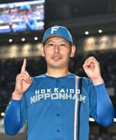 　二桁勝利を挙げ、お立ち台でポーズを決める加藤貴（撮影・北村雅宏）