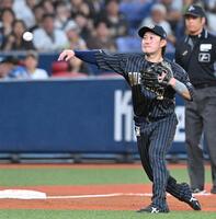 　９回、西野は松本剛のゴロを処理し、本塁へ送球して三走・五十幡のタッチアウトを狙うも、セーフとなる（撮影・北村雅宏）