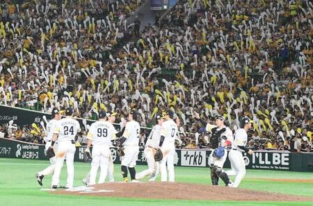 　試合に勝利しタッチをかわすソフトバンクナイン（撮影・石井剣太郎）