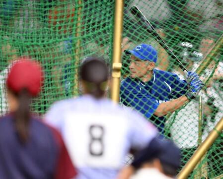 　高校女子選抜が見守る中、打撃練習をするイチロー氏（撮影・伊藤笙子）