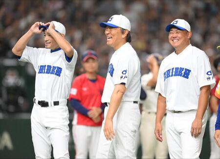 　試合前セレモニーで笑顔を見せる（左から）イチロー氏、松井秀喜氏、松坂大輔氏（撮影・伊藤笙子）