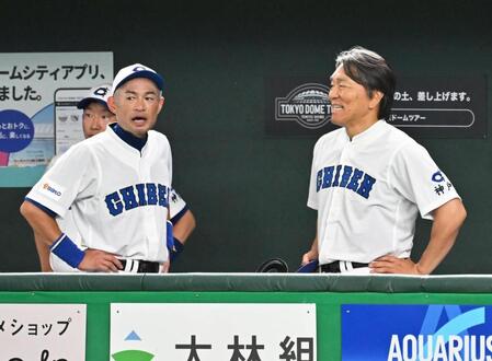 　１回、ベンチで話す松井秀喜氏（右）とイチロー氏