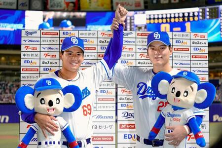 　広島に勝利し、お立ち台でポーズをとる松木平（左）と石川昂